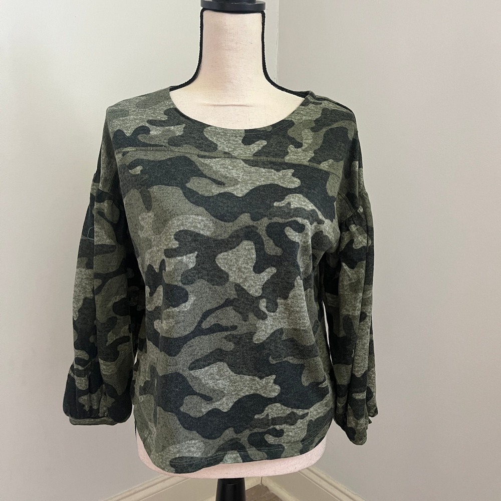 Green Camouflage Sweater Womens size Medium Pullover Trendy Army Camo Soft Layer
